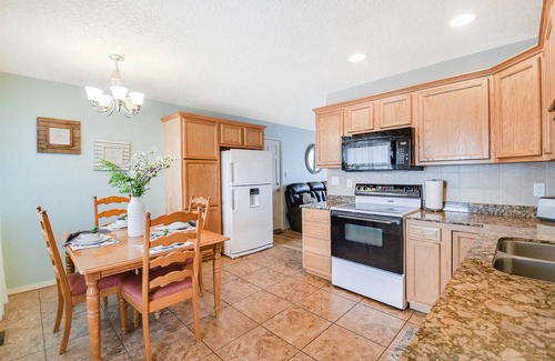 Northeast Heights House | Split Level Luxury Luciana Near the Foothills