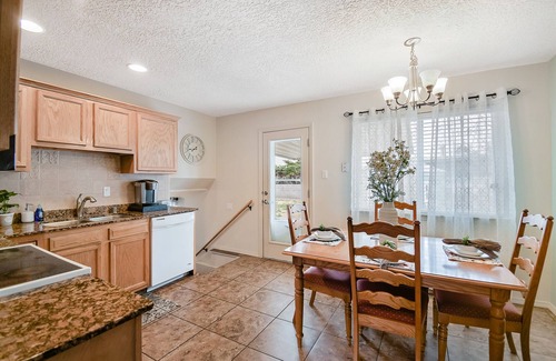 Northeast Heights House | Split Level Luxury Luciana Near the Foothills