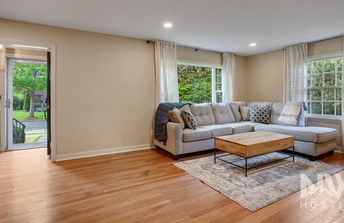 Manito House | Spokane | Mid-Century Modern Pet Friendly | Sleeps 9