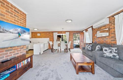 Jindabyne House | Sponars Onshore - 2BR Apartment l Pet-Friendly l WiFi l Air-Con l Fenced Backyard