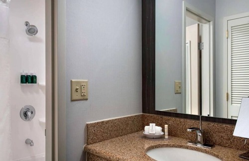 Mahwah House | Sports Break! Minutes Away from MetLife Stadium! 3 Classic Units W/ FREE Parking