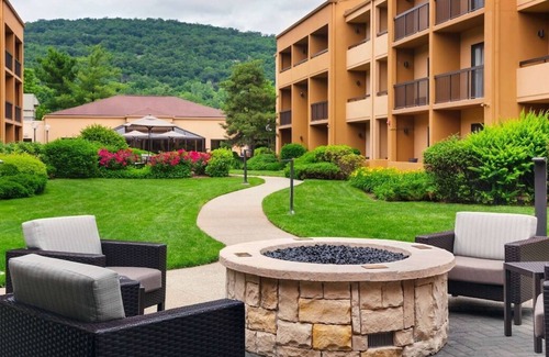 Mahwah House | Sports Break! Minutes Away from MetLife Stadium! 3 Classic Units W/ FREE Parking