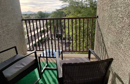 South Mountain House | Sports fans & Foodies King with Balcony, Queen, pool minutes to Golf & Airport
