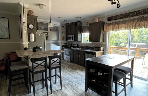 Welaka House | Sportsman's Bluff sits high above a deepwater canal with the river minutes away!