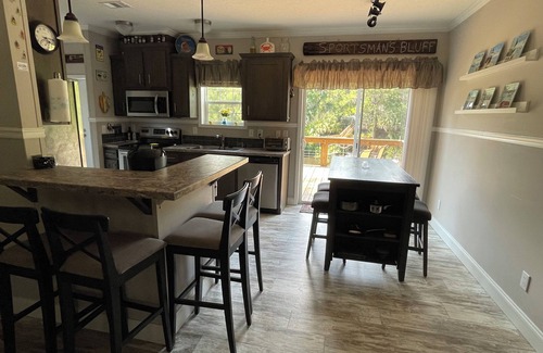 Welaka House | Sportsman's Bluff sits high above a deepwater canal with the river minutes away!