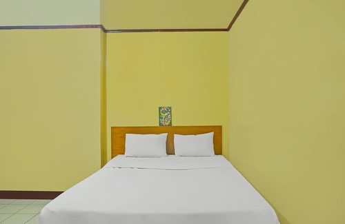 Kalimantan Hotel | SPOT ON 92466 Adam Kost SyariahNearWisata Jembatan Barito