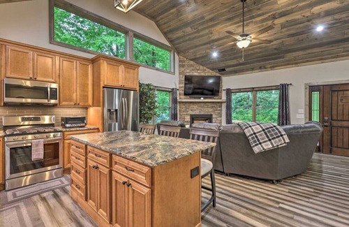Boone Cabin | Sprawling Blowing Rock Escape with Theater and Hot Tub!