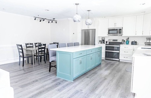 Savannah House | Sprawling Sandfly with bonus rooms galore.