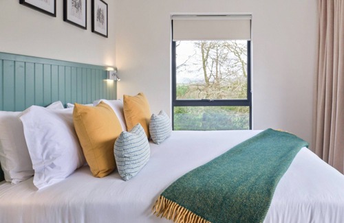 Chittlehamholt Cabin | Spread across two floors, this inviting 2-bedroom lodge promises a comfortable retreat for up to 4 g
