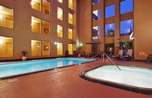 Union City House | Spread out and enjoy the spacious rooms!