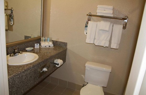 Union City House | Spread out and enjoy the spacious rooms!