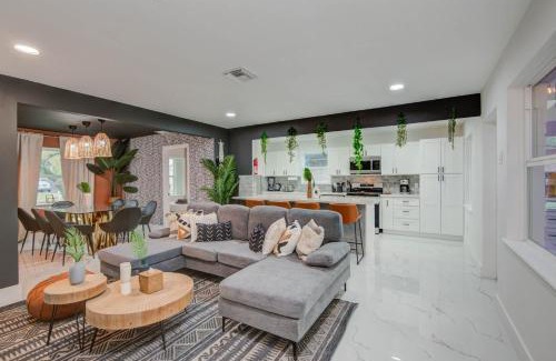 Spring Branch Central House | Spring Branch Getaway Feat 5BD Pool Hot tub
