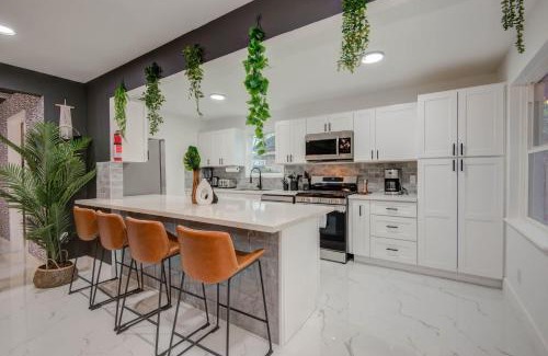 Spring Branch Central House | Spring Branch Getaway Feat 5BD Pool Hot tub