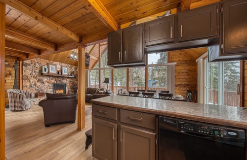 East Kootenay House | Spring Creek cabin: 6 Bdrms|Sleeps 12 (14 incl. kids)|Hot tub