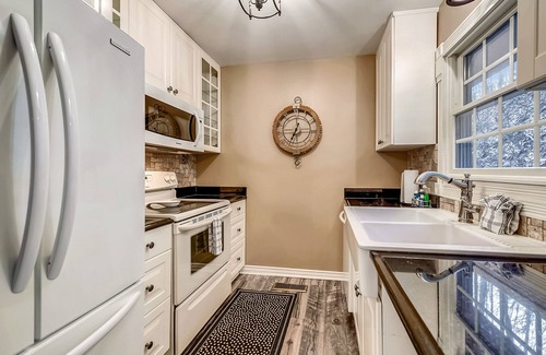 Gatlinburg - Pigeon Forge Ski Chalet | Spring Creek Cottage 1 Bedroom Chalet by RedAwning