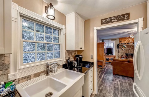 Gatlinburg - Pigeon Forge Ski Chalet | Spring Creek Cottage 1 Bedroom Chalet by RedAwning