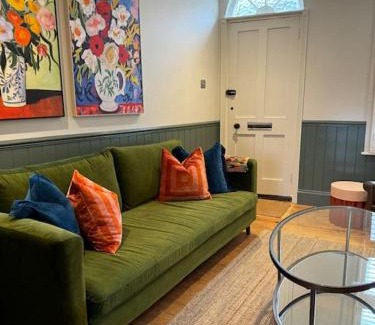 Rye House | Spring Crescent Cottage in Rye