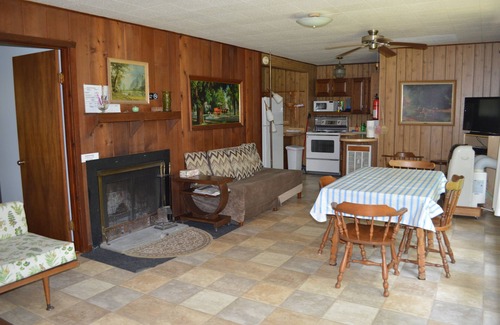 Lakeside Cottage | *SPRING DISCOUNT!* (See description) Two Bedroom Cottage with Private Beach!