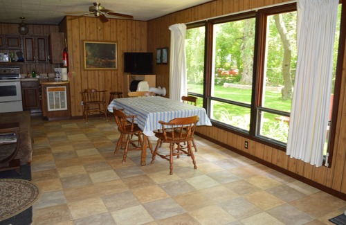Lakeside Cottage | *SPRING DISCOUNT!* (See description) Two Bedroom Cottage with Private Beach!