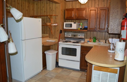 Lakeside Cottage | *SPRING DISCOUNT!* (See description) Two Bedroom Cottage with Private Beach!