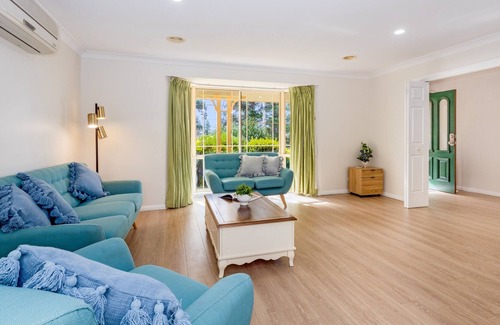 Mount Victoria House | Spring Garden - Four Bedroom House, Sleeps 8