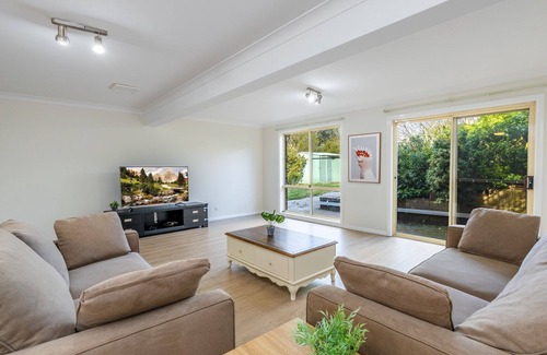 Mount Victoria House | Spring Garden with air-conditioning and a large back garden