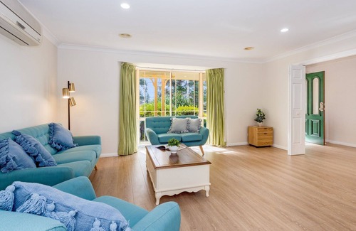 Mount Victoria House | Spring Garden with air-conditioning and a large back garden