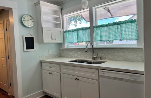 Gulfport Cottage | Spring is coming! Beach Ready/King Bed/Fire pit/Hammocks