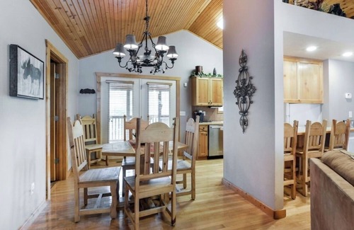 Reeds Spring Cabin | Spring is here! Come stay with us!Two master king suites. Gated golf community.