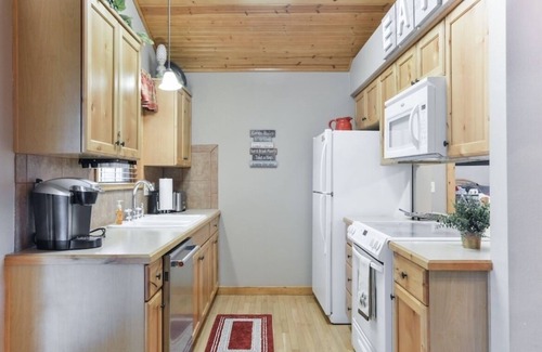 Reeds Spring Cabin | Spring is here! Come stay with us!Two master king suites. Gated golf community.
