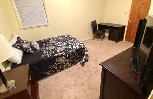Battle Creek Boat Rental | Spring Lake Cottage Private Rm #2