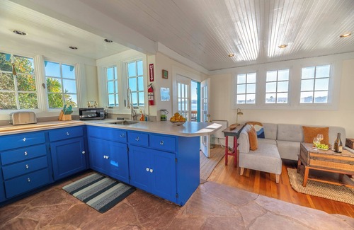Old Town House | Spring Lily Cottage!Huge Views of Bodega Harbor!HotTub/Firetable/WiFi/Pup ok!