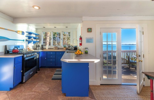 Old Town House | Spring Lily Cottage!Huge Views of Bodega Harbor!HotTub/Firetable/WiFi/Pup ok!