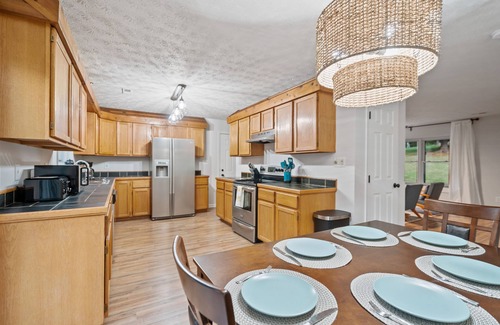 Front Royal House | Spring Retreat! Hot tub, Bar, Game room, Grill & 10 mins to Skyline Drive