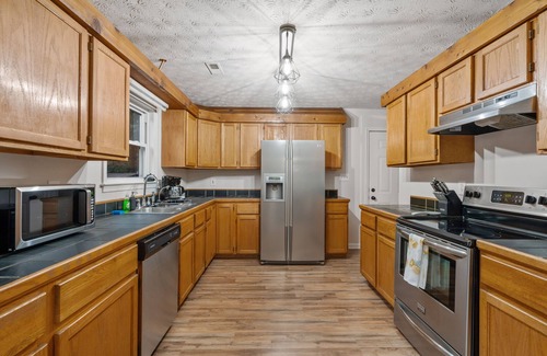Front Royal House | Spring Retreat! Hot tub, Bar, Game room, Grill & 10 mins to Skyline Drive