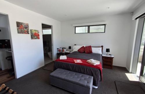 Papamoa Beach House | Spring Special, Studio on Hugoway, Papamoa Beach