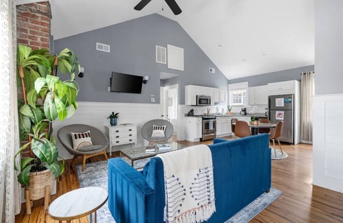 Westside Apartment | Spring St - Downtown - Walk Everywhere!