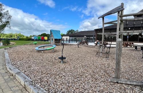 South Cerney House | Spring View Hot tub Lodge