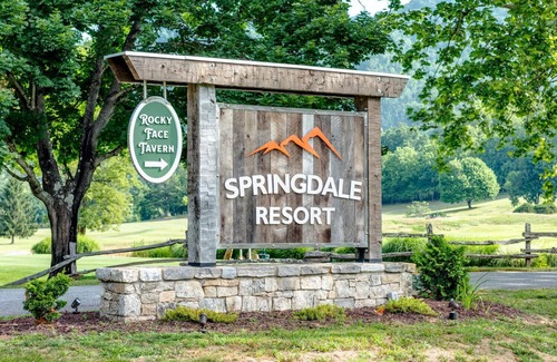 Canton Cottage | Springdale Treehouse Lodging 4
