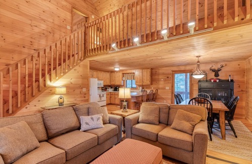 Walnut Mountain Cabin | SpringSpecials!-KingBed-HotTub-GameRm-FirePit-PrivateFishing-Hiking-ComPool