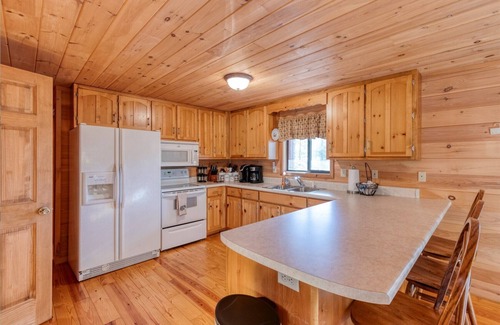 Walnut Mountain Cabin | SpringSpecials!-KingBed-HotTub-GameRm-FirePit-PrivateFishing-Hiking-ComPool