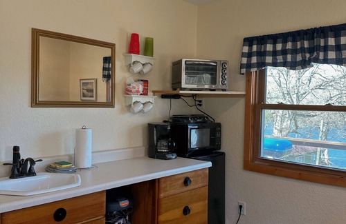 Buckingham Cabin | Spruce Cabin - Lake Views & Pet Friendly