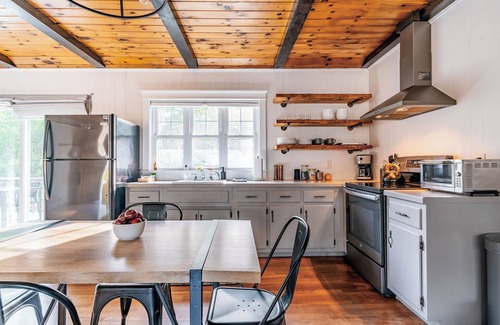 Eliot Cabin | Spruce Cove Cabin: midcentury escape by Portsmouth