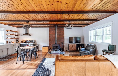 Eliot Cabin | Spruce Cove Cabin: midcentury escape by Portsmouth