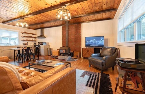 Eliot Cabin | Spruce Cove Cabin: midcentury escape by Portsmouth