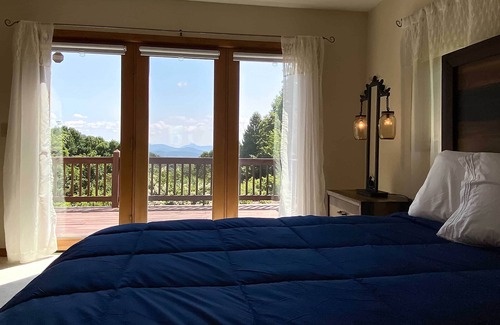 Spruce Pine House | Spruce Pine Retreat w/Gas Grill + Mtn Views!