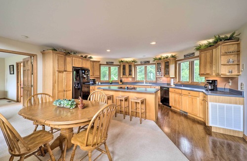 Spruce Pine House | Spruce Pine Retreat w/Gas Grill + Mtn Views!