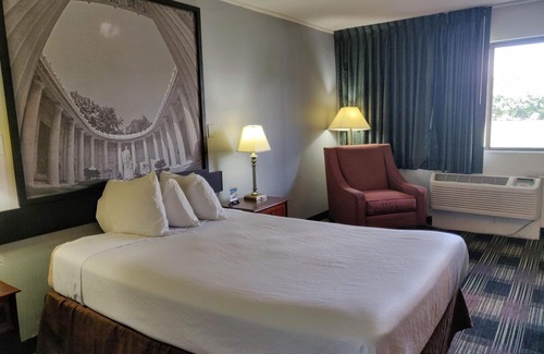 Elyria Hotel | Sprucewood Inn
