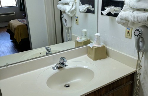 Elyria Hotel | Sprucewood Inn