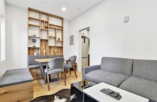 Midtown West Apartment | Square 42